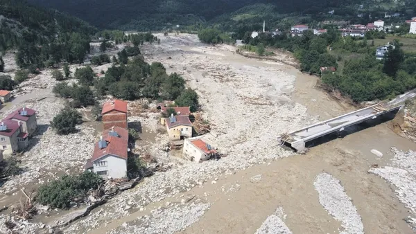 65 yaşındaki Emekli Astsubay Turhan Tekin, azgın sel sularına daldı! Yurtta mahsur kalan 19 kız öğrenciyi kurtardı-3