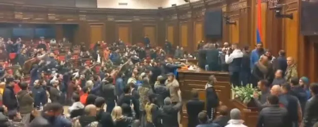 Azerbaycan kazandı, Ermenistan karıştı! Paşinyanın eşyalarını bile çaldılar