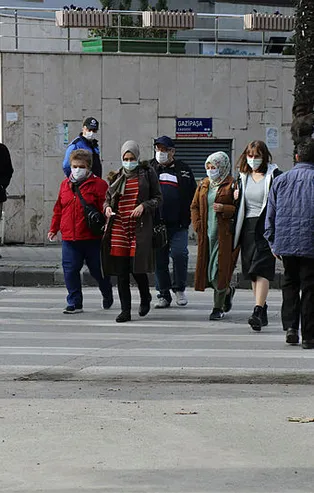 Bir defa koronavirüse yakalanan bir kez daha yakalanır mı? Aman dikkat! Ünlü profesörden dikkat çeken uyarı