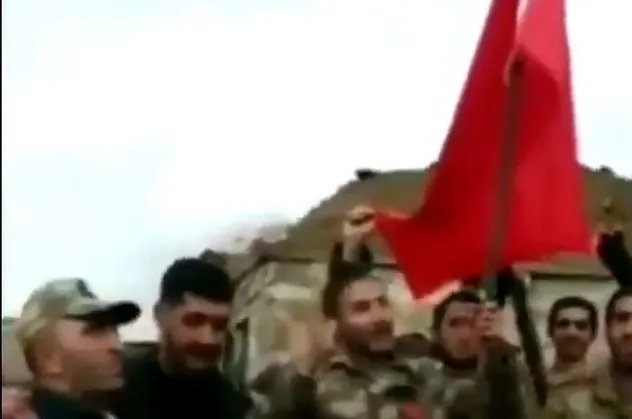 Azerbaycan ordusu Türk bayrağını Dağlık Karabağ’a dikti!