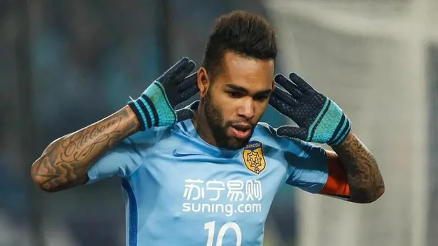 valentin-rosier-besiktas-icin-istanbula-geldi-taraftardan-coskulu-karsilama-1627591003349.jpeg