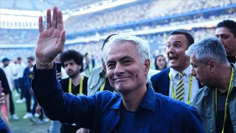 jose-mourinho-yildizlari-gozunun-yasina-bakmadan-gonderiyor-fenerbahcede-6-ayrilik-birden-var-1720120187563.jpg
