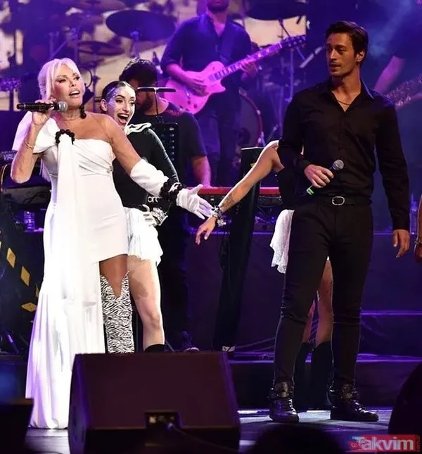 Camdaki Kız'ın Sedat'ı Feyyaz Şerifoğlu hayranlarını kırmadı! Hem çaldı hem söyledi sosyal medya damga vurdu - 10