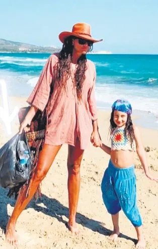 Sosyetik İkoncan Eda Taşpınar, Karaburun'da sahil şeridini temizledi