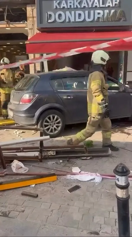 1788018192926.jpg Beykoz’da kontrolden çıkan araç kaldırımdaki yayaların arasına daldı, dondurmacıya çarparak durdu: 6 yaralı-2