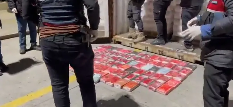 uluslararasi-uyusturucu-sebekesine-buyuk-engel-106-kilo-zehir-sokaklara-ulasmadan-yakalandi-1776547649082.jpeg Zehir şebekesinin "Panama" oyunu bozuldu: 500 milyonluk uyuşturucu sokaklara ulaşmadan yakalandı-4