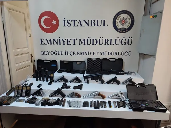 istanbulda-operasyon-anahtarlik-seklinde-suikast-silahlari-ele-gecirildi-1646996705398.jpg