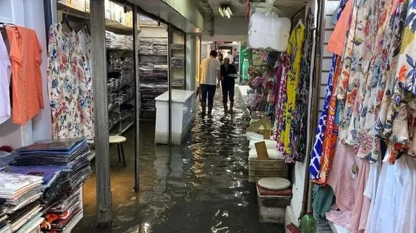 1684417591433.jpeg İzmir'de Tarihi Kemeraltı Çarşısı'nda iş yerlerini su bastı-3