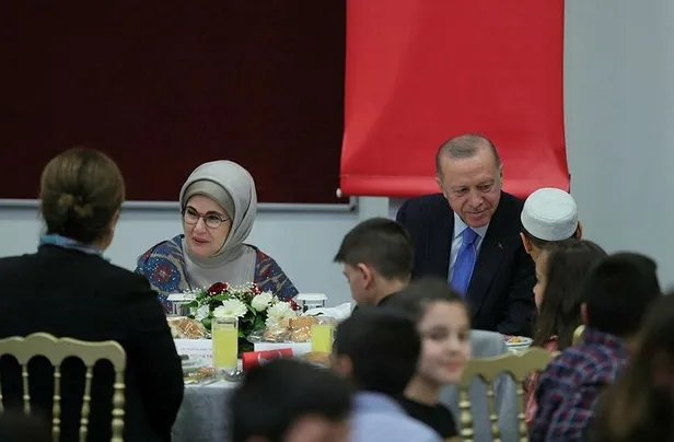 baskan-erdogan-iftar-sonrasi-maltepede-esnaf-ve-vatandaslarla-cay-icti-1650745107156.jpeg