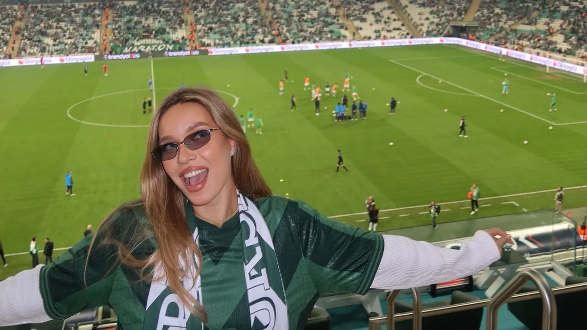 16 numaralı forması ve yeşil-beyaz atkısıyla tribündeki yerini aldı! DJ Mahmut Orhan ve sevgilisi maç izledi-7