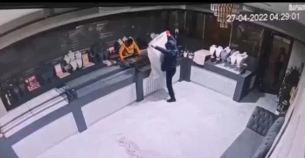 Çuvallarla altın çaldılar! Kuyumcuda milyonluk soygun