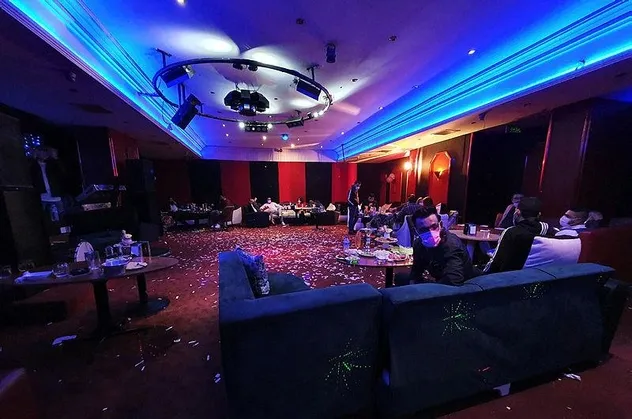 Adana'da saat 22.00'den sonra açık olan eğlence mekanına polis baskını! 25 kişiye para cezası kesildi