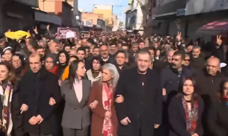 terorsuz-turkiyeye-nusaybin-sabotaji-dem-partiden-pyd-ve-kandille-organize-provokasyon-1768906008966.jpeg Terörsüz Türkiye'ye "Nusaybin" sabotajı! DEM Parti'den PYD ve Kandil'le organize provokasyon-1