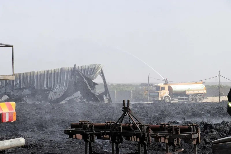 Gaziantep'de plastik malzemelerinin satıldığı iş yerinde yangın! 5 araç kullanılamaz halde-5