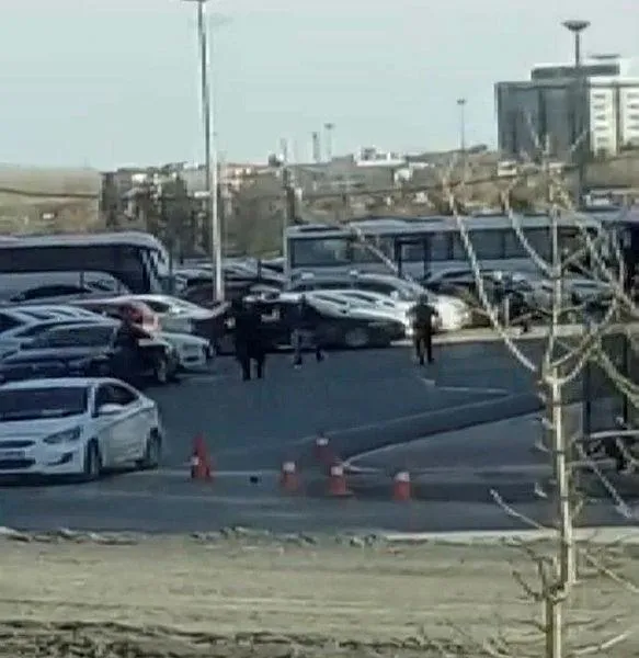 son-dakika-kucukcekmece-adliyesinde-silahli-kavga-olu-ve-yaralilar-var-1648136497081.jpeg Son dakika: Küçükçekmece Adliyesi'nde silahlı kavga! Ölü ve yaralılar var-4