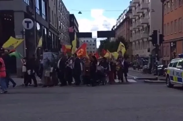 İsveç'in başkenti Stockholm'den skandal görüntüler: PKK yandaşları paçavralarla yürüdü