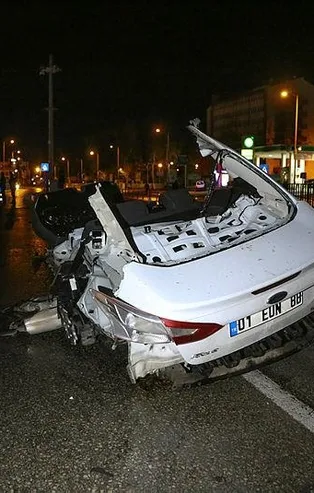 Parçalanan otomobilden yara almadan çıktı