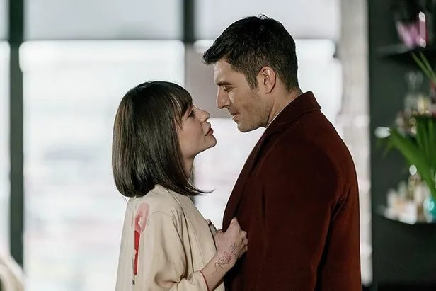 camdaki-kiz-80-bolum-canli-izle-25-mayis-2023-camdaki-kiz-yeni-bolum-kesintisiz-full-hd-canli-izle-kanal-d-hay-1685014976323.jpg CAMDAKİ KIZ 80. BÖLÜM İZLE! Camdaki Kız yeni bölüm ne zaman, saat kaçta? Hayri öldü mü? 80. bölüm full izle!-2