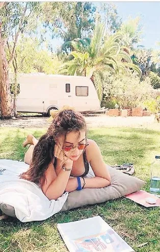 Burcu Özberk karavan keyfinde