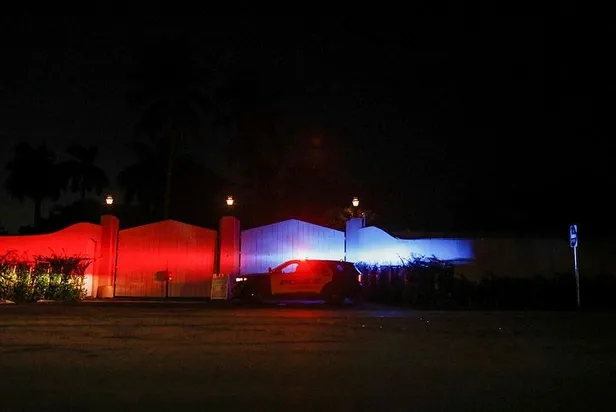 son-dakika-fbi-eski-abd-baskani-donald-trumpin-floridada-bulunan-mar-a-lago-malikanesinede-arama-yapti-1660010740962.jpeg FBI eski ABD Başkanı Donald Trump'ın Florida’da bulunan Mar-A-Lago malikanesine baskın yaptı-9