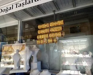 Vitrine sahte altınları dizdi kayıplara karıştı