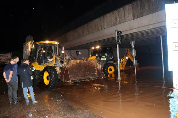 gaziantepte-saganak-sele-donustu-araclar-suda-kaldi-1571604601816.jpg Gaziantep'te sağanak sele dönüştü, araçlar suda kaldı-3