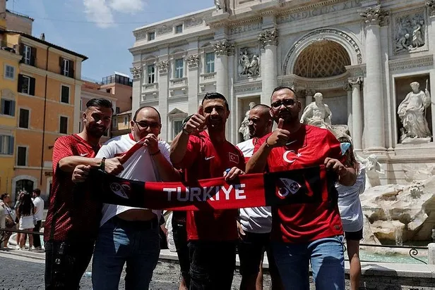 euro-2020-basliyor-turkiye-italya-maci-oncesi-roma-kirmizi-beyaza-burundu-turkiye-sesleri-1623422966864.jpeg EURO 2020 başlıyor! Türkiye - İtalya maçı öncesi Roma kırmızı beyaza büründü: 'Türkiye' sesleri...-3