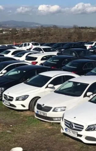 Ucuz araba almak isteyenlere müjde! Hepsi yarı fiyatına satılıyor! Range Rover, Mercedes, Porsche, Audi...