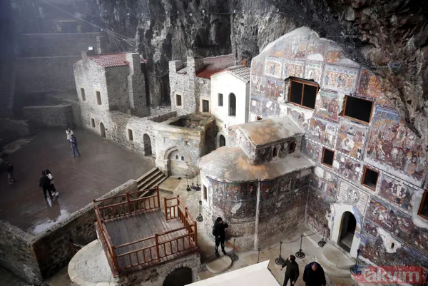 Geçmişi 1600 yıl öncesine dayanıyor: 360 tonluk kaya bitlendi iğneyle kuyu kazıp yeni odalar ortaya çıktı! Sümela Manastırı'na ziyaretçi akını - 21