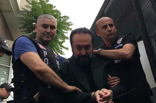 Adnan Oktar nezarethanede görüntülendi