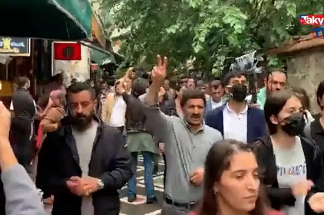 İstanbul'un göbeğinde skandal! Biji Serok Apo sloganı atan PKK yandaşlarına polisten müdahale: 70 gözaltı