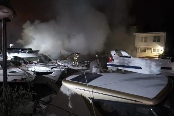 Dumanı gören itfaiyeyi aradı: Beykoz Göksu Deresi'nde demirli yatta yangın çıktı-4