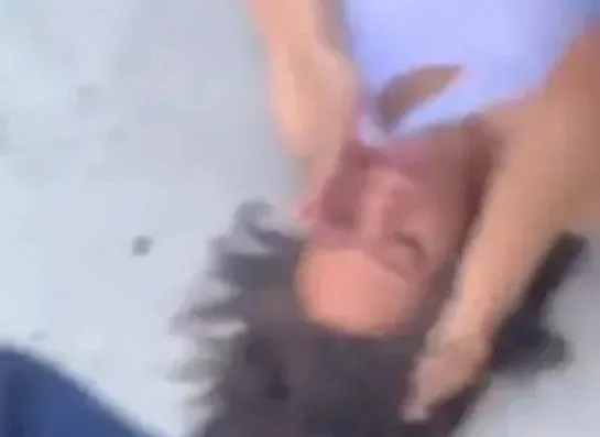 abd-polisinin-son-skandali-genc-kadina-orantisiz-siddet-1662030515858.jpg ABD polisinin son skandalı! Genç kadına orantısız şiddet-3