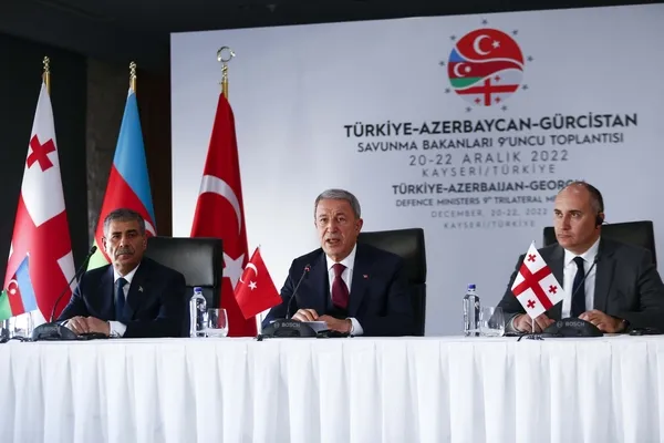 turkiye-gurcistan-azerbaycan-savunma-bakanlari-toplantisi-milli-savunma-bakani-hulusi-akardan-onemli-aciklamal-1671634443971.jpg Türkiye-Gürcistan-Azerbaycan Savunma Bakanları Toplantısı! Bakan Akar'dan Yunanistan'a uyarı: Hiçbir oldu bittiye müsaade etmedik-5