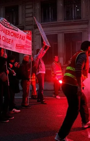 Avrupa'da dalga dalga artan maaş protestolarından Fransa da nasibini aldı! Halk sokağa inerek isyan etti