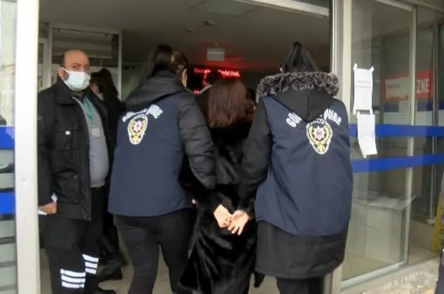 Başkan Erdoğan'a hakaret edip gözaltına alınan Sedef Kabaş'tan "ters kelepçe" tiyatrosu! Video görüntüsü algı oyununu bozdu
