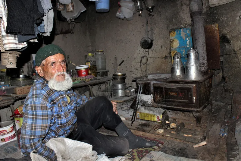Hiç evlenmedi, 30 yıldır dağda tek başına yaşıyor - 1
