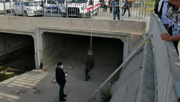 Gören dondu kaldı! İntihar mı, infaz mı? İstanbul Sancaktepe'de demir korkuluklara asılı erkek cesedi bulundu