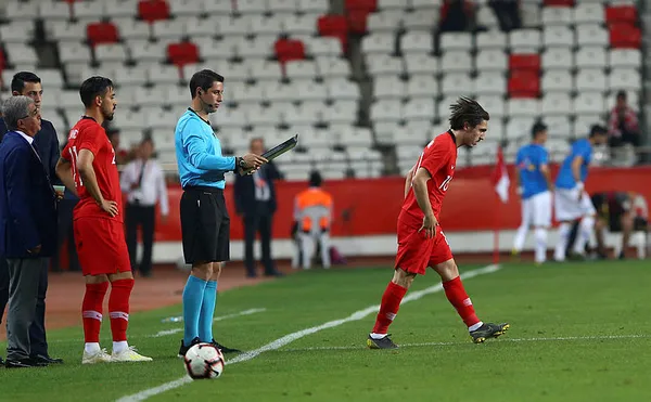trabzonsporlu-abdulkadir-omur-euro-2020-avrupa-futbol-sampiyonasi-maclarinda-kadroya-bile-giremeyen-tek-futbolcu-oldu-1624256591043.jpg Trabzonsporlu Abdülkadir Ömür EURO 2020 Avrupa Futbol Şampiyonası maçlarında kadroya bile giremeyen tek futbolcu oldu-3