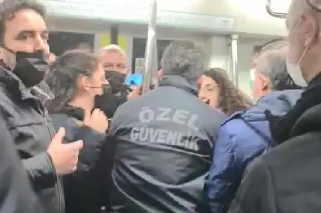 Marmaray'da 2 yolcu arasındaki maske tartışması cep telefonu kamerasıyla kaydedildi
