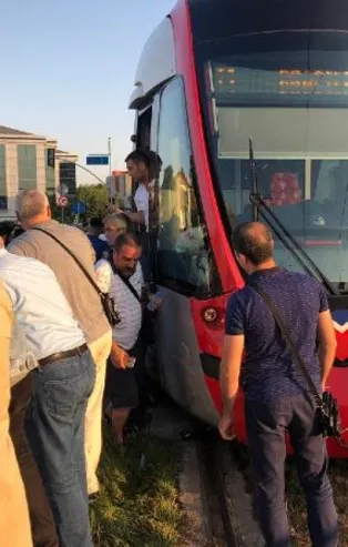 Güngören'de otomobil tramvaya çarptı
