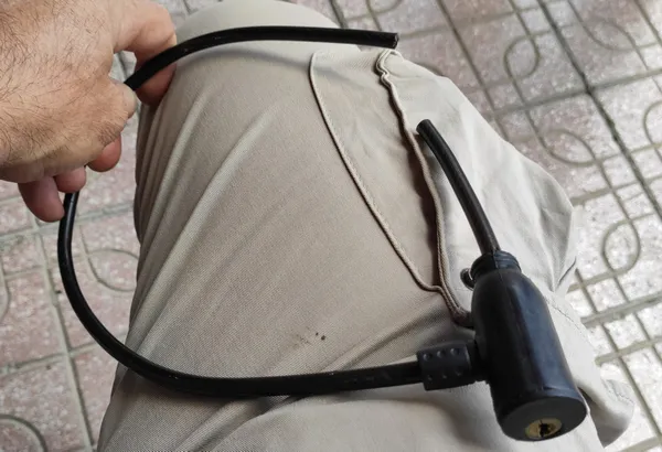 mardinde-celik-bisiklet-kilidini-beline-kilitleyen-cocugu-itfaiye-kurtardi-1655211616282.jpg Mardin'de çelik bisiklet kilidini beline kilitleyen çocuğu itfaiye kurtardı-2