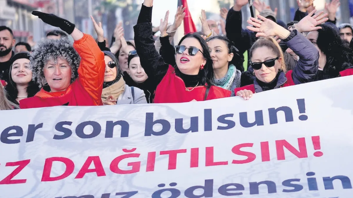 CHP'li İzmir Belediyesi’nde maaş krizi büyüdü: İzmir'de işçiler sokağa döküldü