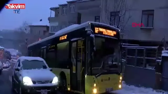 İstanbul'da kar yağışı sonrası İETT otobüsleri yolda kaldı...
