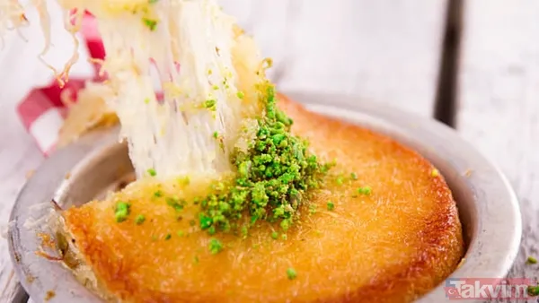 Künefe: İki kat tereyağlı kadayıf hamuru arasına peynir konularak yapılan, piştikten sonra şerbet dökülen bir tatlıdır. Genellikle fıstıkla süslenir ve sıcak...