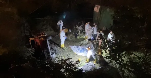 Eyüpsultan'da feci kaza! Ağaçlık alana uçan otomobilde yangın çıktı: 1'i polis 2 kişi hayatını kaybetti