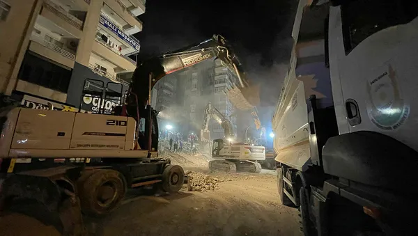 Son dakika: Şanlıurfa'da 6 katlı bir bina çöktü! Enkaz altında kalan var mı? Binanın çökme anı kameralara böyle yansıdı!-9