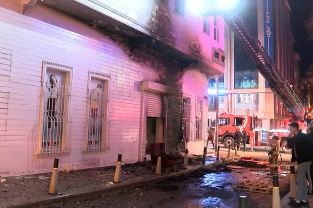 İstanbul'da ahşap kaplı binanın önünde yangın çıktı
