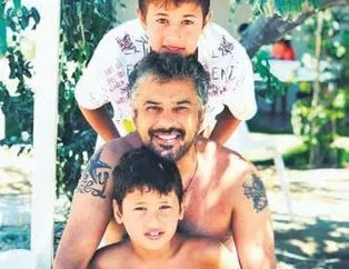 Emre Altuğ oğullarıyla tatilde