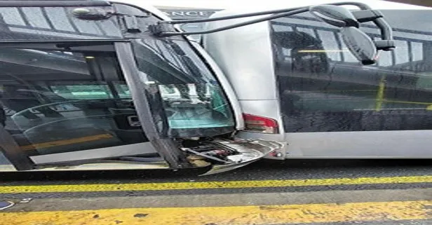 Son dakika: Küçükçekmece Beşyol metrobüs durağında iki metrobüs çarpıştı!